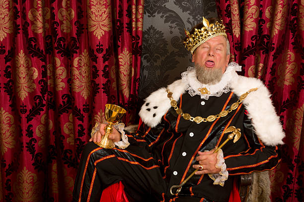 Sleepy drunk king Old funny king getting drunk holding a golden goblet king royal person stock pictures, royalty-free photos & images