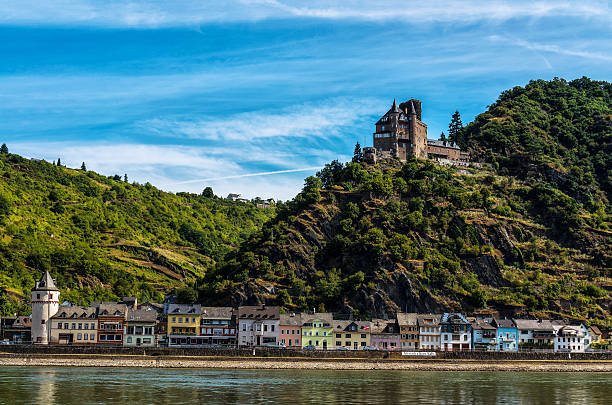 st. goarshausen, deutschland - rheinfels stock-fotos und bilder