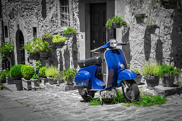 scooter en la toscana - piaggio fotografías e imágenes de stock