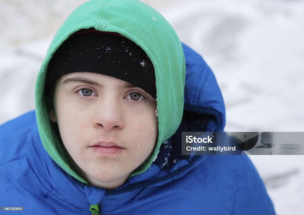 Niño con autismo al aire libre en un día nival - Foto de stock de Adolescente libre de derechos