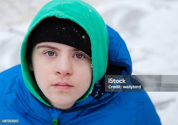 Мальчик С Аутизмом За Пределами Из Белоснежного День — стоковые фотографии и другие картинки Аутизм