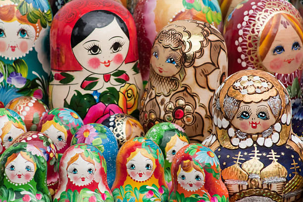 multicolored matryoshka muñecas, encuadre completo. - russian nesting doll doll matrioska russian culture fotografías e imágenes de stock