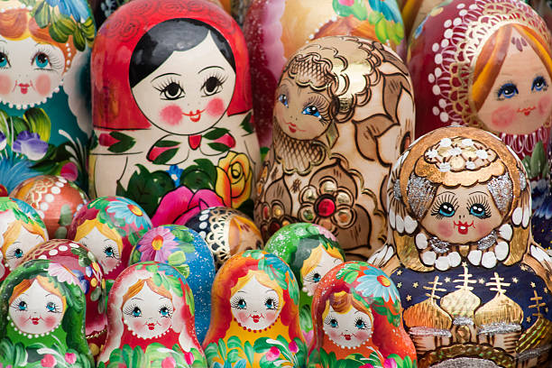 multicolorido bonecas matryoshka, full frame. - russian nesting doll doll russian culture nobody - fotografias e filmes do acervo