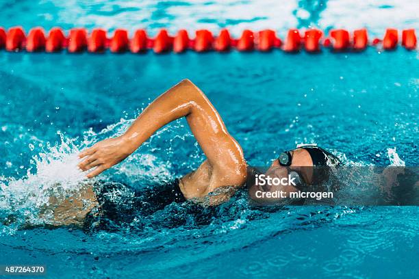 Photo libre de droit de Femme Frestyle Natation banque d'images et plus d'images libres de droit de Natation - Natation, Sport, Piscine