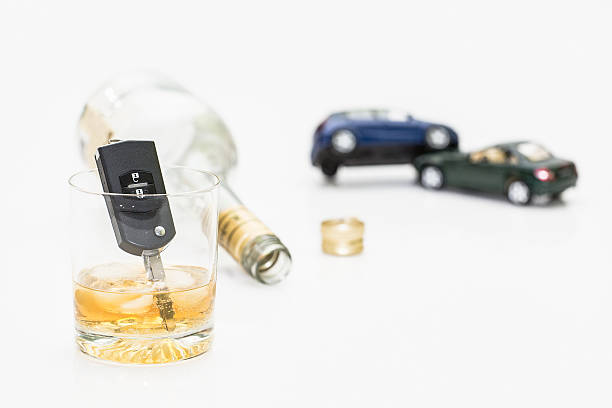 спиртной напиток и ключи от автомобиля - designated driver стоковые фото и изображения