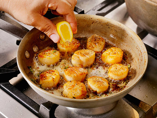 목신 가리비 버터 로스팅하거나 구울 때 기름을 적게 사용해도 됩니다. - shrimp pan cooking prepared shrimp 뉴스 사진 이미지