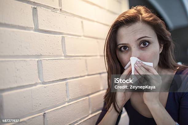 Gripe Tratamiento Hipoalergénico Sick Girl Estornudos En El Tejido Foto de stock y más banco de imágenes de Adulto
