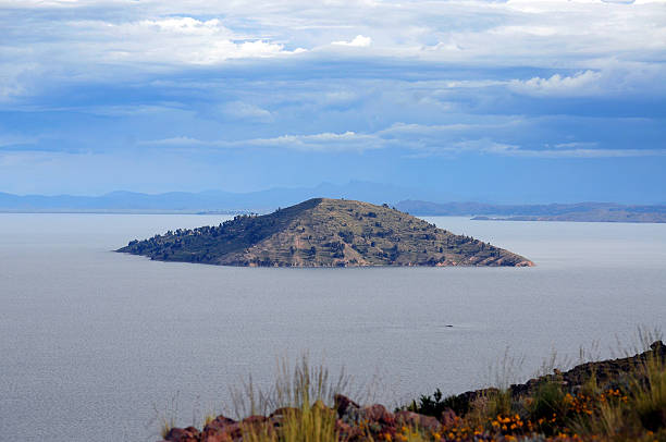 isla en el lago titicaca - bolivia copacabana bolivian ethnicity lake titicaca fotografías e imágenes de stock