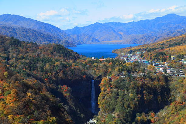 kegon cascata e lago chuzenji di nikko, giappone. - water beauty in nature waterfall nikko foto e immagini stock