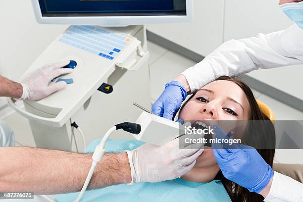 Foto de Dente De Reconstrução Computador Assistido e mais fotos de stock de Faceta estética - Faceta estética, Aberto, Adulto