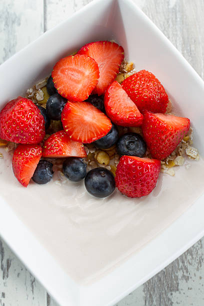 Joghurt mit Müsli und Obst – Foto