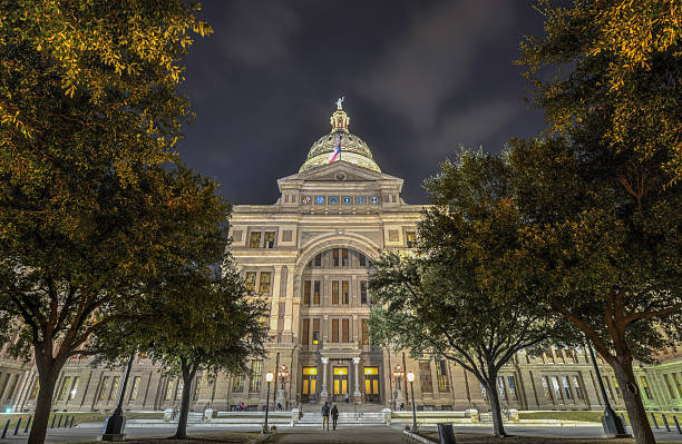 el edificio del capitolio del estado de texas, la noche - capitol hill voting dome state capitol building fotografías e imágenes de stock