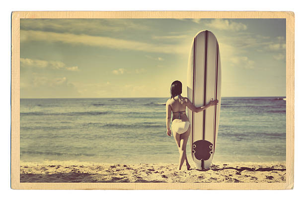 retro antiguo de tarjeta postal con mujer surfista vacaciones en el paraíso tropical - women sea cheerful surfing fotografías e imágenes de stock