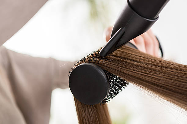 secagem cabelo - hair care hairbrush hair dryer human hair imagens e fotografias de stock
