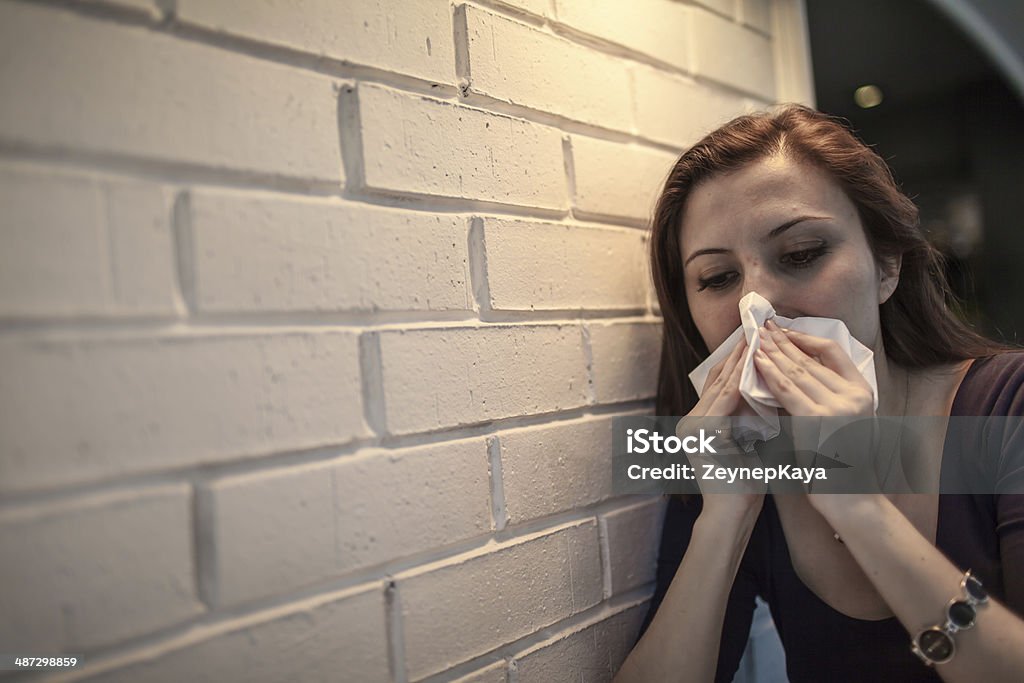 Gripe allergy.  Doentes garota sneezing em tecido. - Foto de stock de Adulto royalty-free