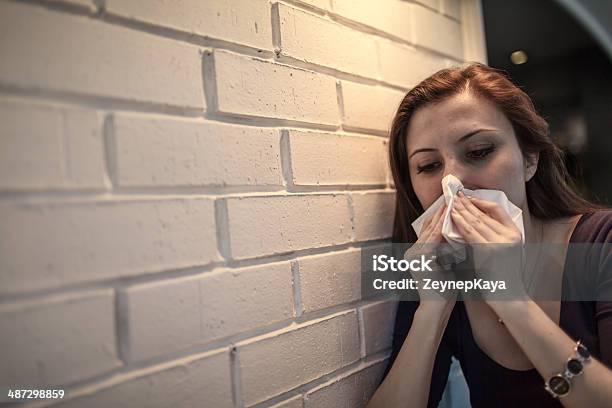 Foto de Gripe Allergy Doentes Garota Sneezing Em Tecido e mais fotos de stock de Adulto - Adulto, Alergia, Bem-estar
