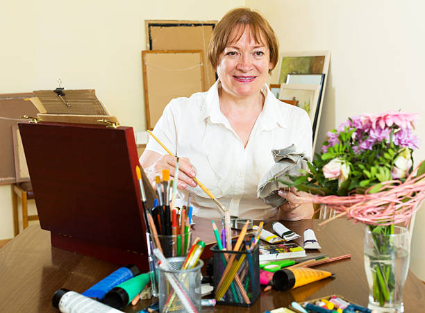 老人女性絵画の写真 - women artist painting easel ストックフォトと画像