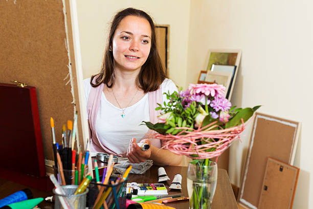 若い女の子は、新しい画像を作成 - women artist painting easel ストックフォトと画像