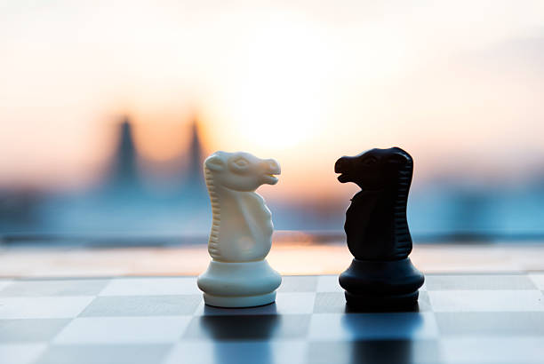 jogo de xadrez - chess defending chess piece chess board - fotografias e filmes do acervo