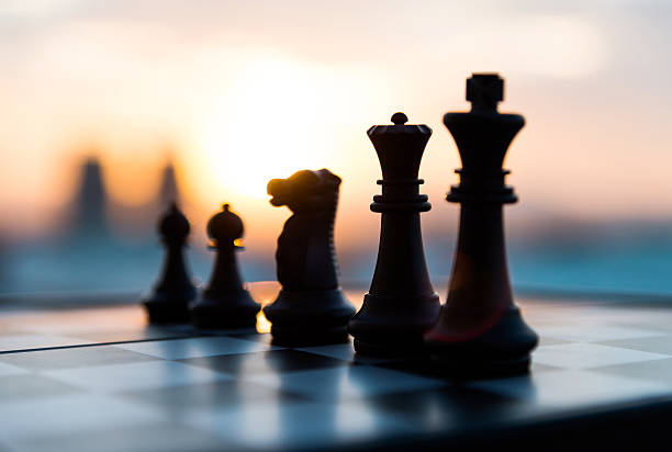 gioco di scacchi - strategy chess conflict chess board foto e immagini stock