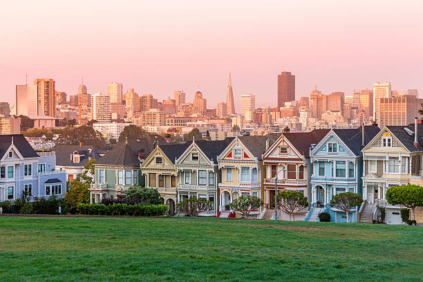 istock Alamo square and Painted Ladies with San Francisco skyline 487313836