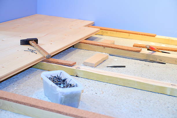 instalación de piso de madera - wood laminate flooring floor nail hammer fotografías e imágenes de stock