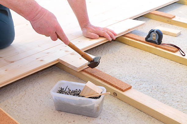 instalación de piso de madera - wood laminate flooring floor nail hammer fotografías e imágenes de stock