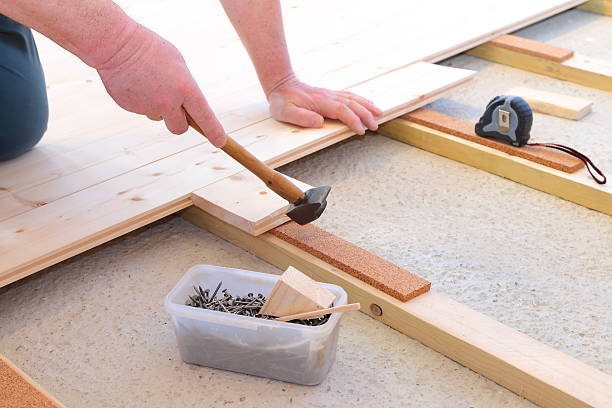 instalação de piso de parquet - wood laminate flooring floor nail hammer - fotografias e filmes do acervo