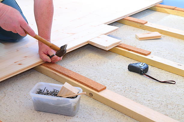 instalación de piso de madera - wood laminate flooring floor nail hammer fotografías e imágenes de stock