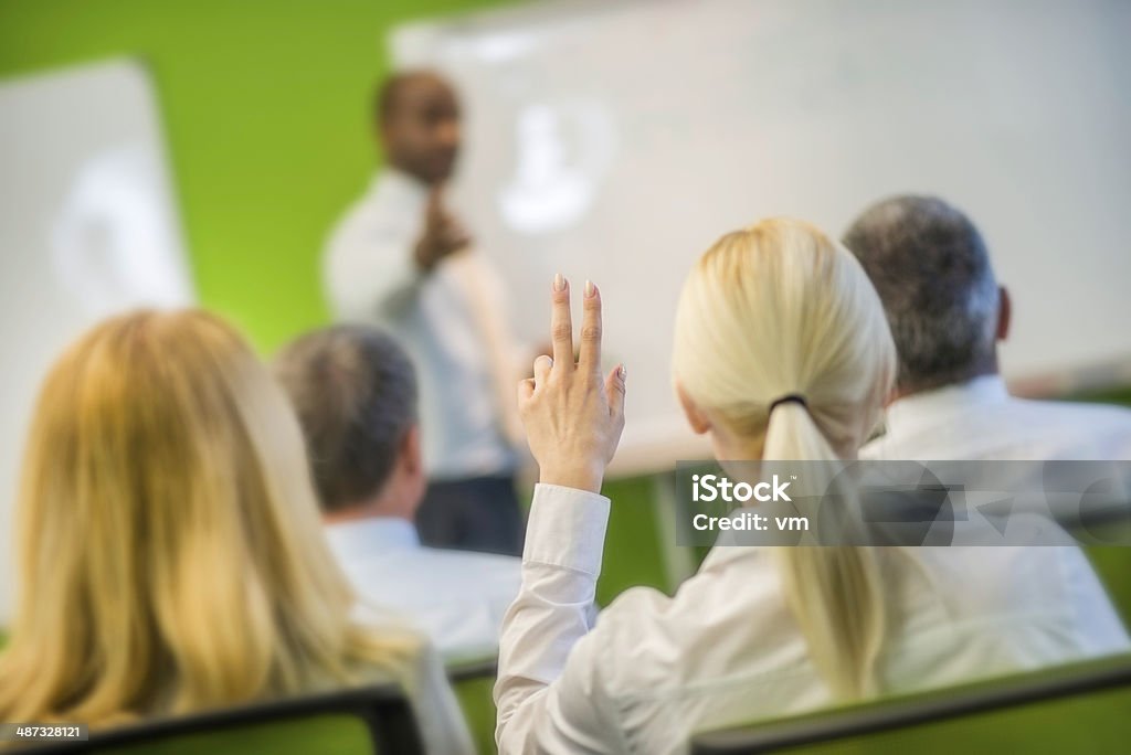 African American Dozent Suchen Sie einen Freiwilligen auf einem Seminar - Lizenzfrei Afrikanischer Abstammung Stock-Foto