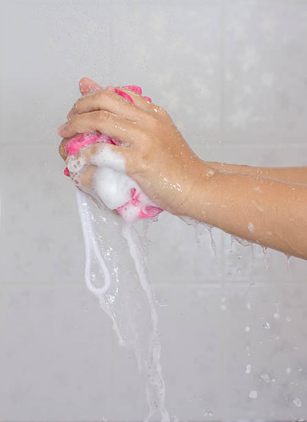 istock Use shower sponge to washing the hands No.2 487328128