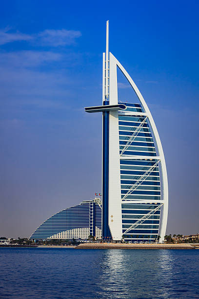 dubai, emiratos árabes unidos: el burj al arab en la playa de jumeirah. - jumeirah beach hotel fotos fotografías e imágenes de stock