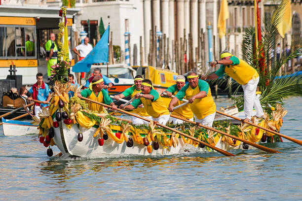 bunt angezogen venezianer und besucher an der regata storica - men gondolier people activity stock-fotos und bilder