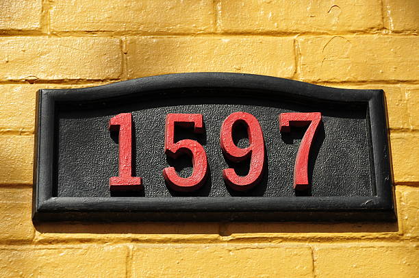 адрес подписать количество исторических год 1597 с желтой стены - street directory стоковые фото и изображения