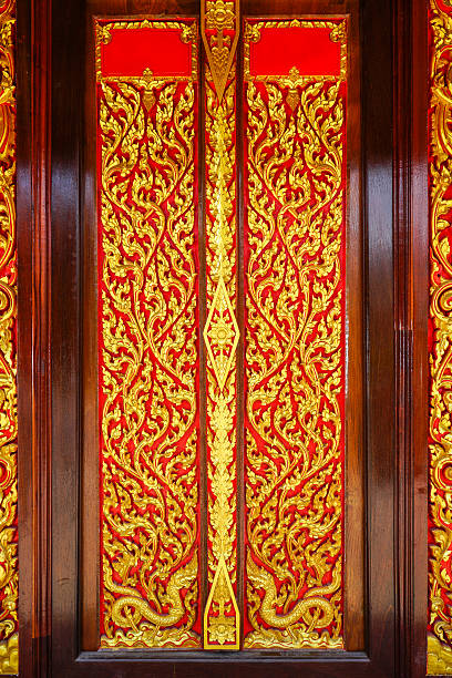 porta della chiesa buddista - thai culture thailand painted image craft product foto e immagini stock