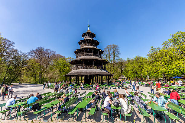 as pessoas gostam do biergarten perto torre chinesa - englischer garten - fotografias e filmes do acervo