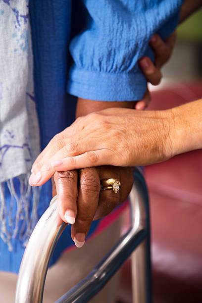 dom opieki zdrowotnej pielęgniarka pomaga starszy kobieta użyć walker. - nursing home senior adult home caregiver physical therapy zdjęcia i obrazy z banku zdjęć