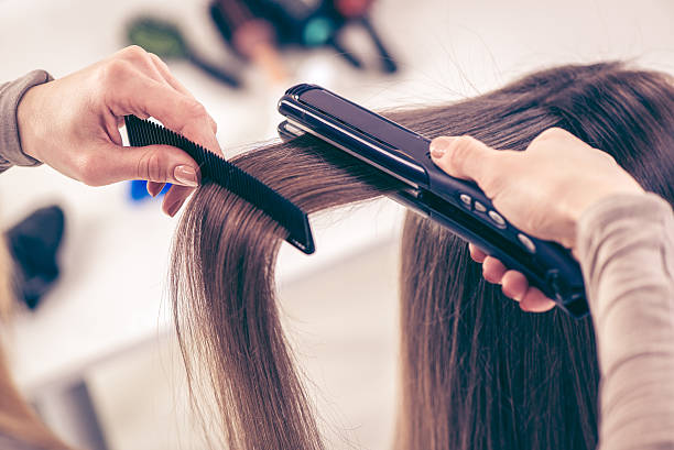 утюжок - hair straighteners стоковые фото и изображения