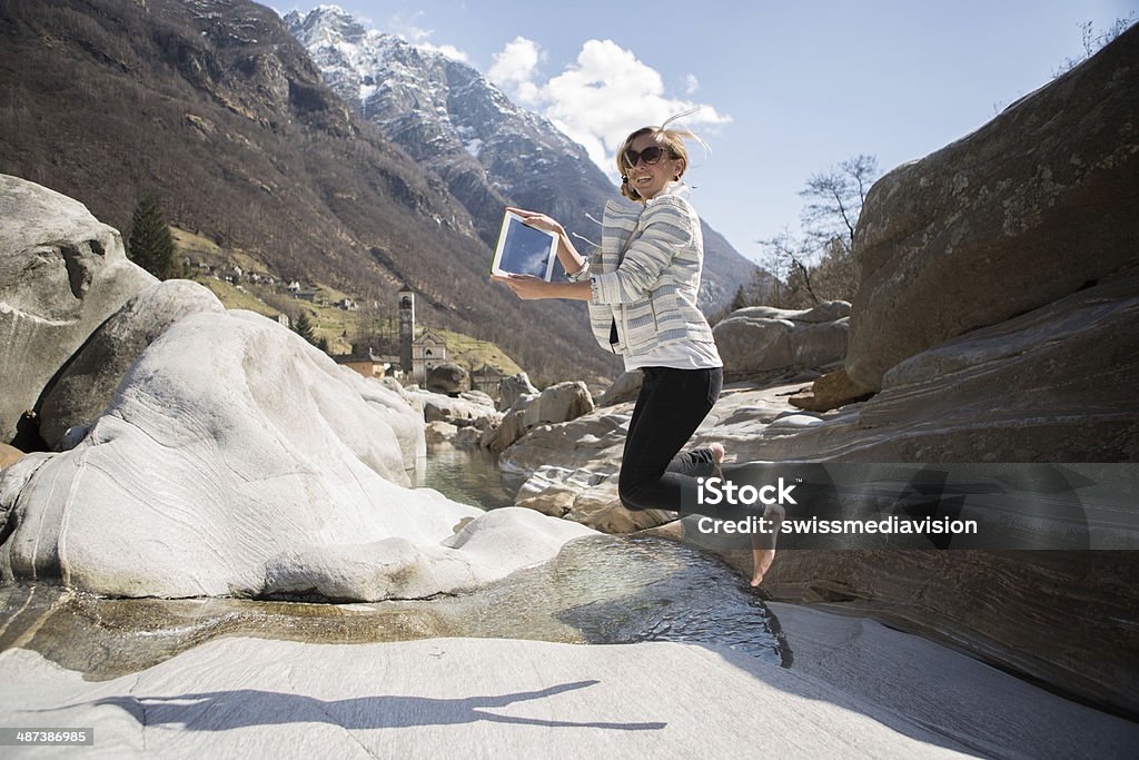 젊은 여자 뛰어내림 디지털 태블릿 - 로열티 프리 강 스톡 사진