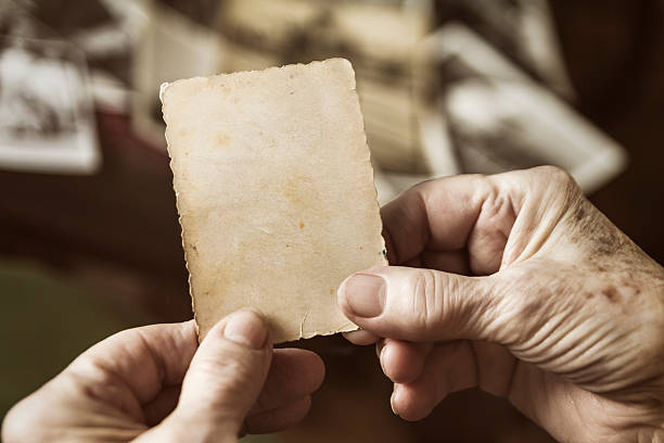 femme âgée tenant vide vintage photo - papier ancien photos et images de collection