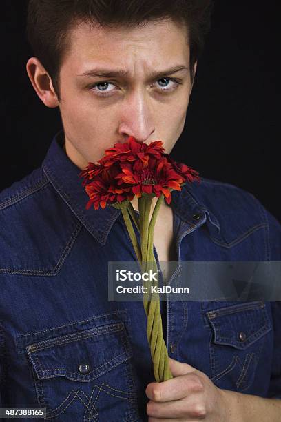 Młody Mężczyzna Trzymając Bukiet Kwiatów - zdjęcia stockowe i więcej obrazów Artysta - Artysta, Bukiet, Chłopcy
