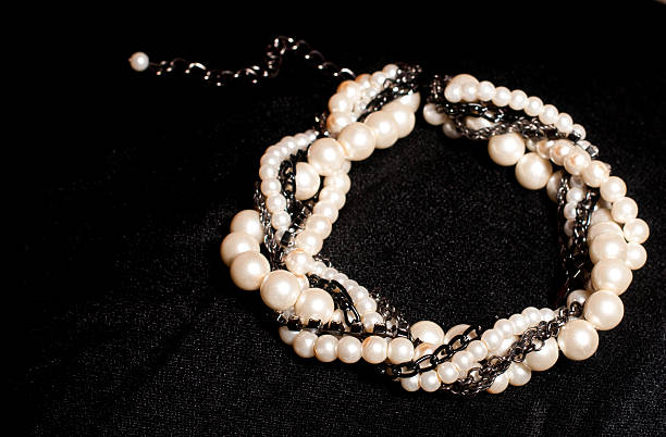 istock Pearl jewelry on black background 487389913