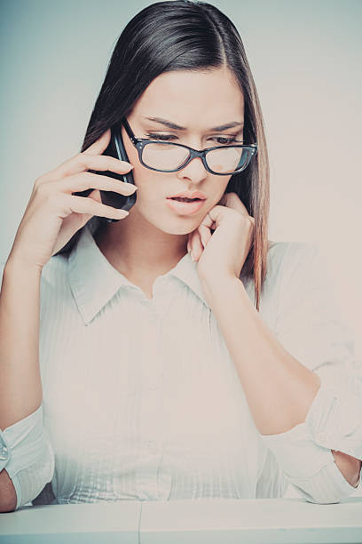 belle jeune femme d'affaires utilise un téléphone mobile - customer service representative audio photos et images de collection