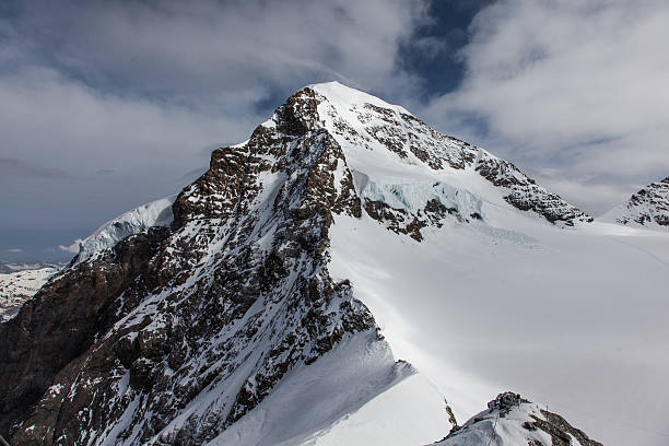 north face-eiger wolken wirbeln auf die berge - eiger stock-fotos und bilder