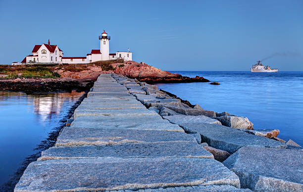 eastern point lighthouse sul lato est del porto di gloucester - cape ann foto e immagini stock