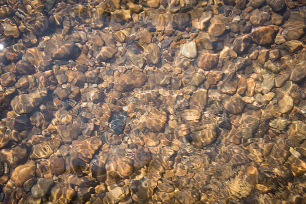 rzeki z kamieni w wodzie na nich wpływu - stone rock river pebble zdjęcia i obrazy z banku zdjęć