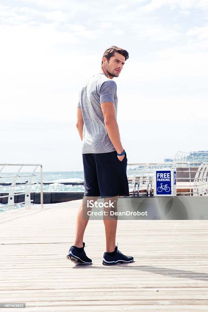 Foto de Homem Em Trajes Esportivos Caminhada Ao Ar Livre e mais