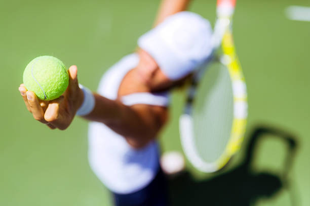 hermosa mujer jugador de tenis sirve - tennis women action lifestyles fotografías e imágenes de stock