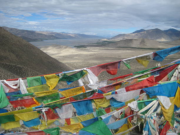 mnich flags - tibet monk architecture india zdjęcia i obrazy z banku zdjęć