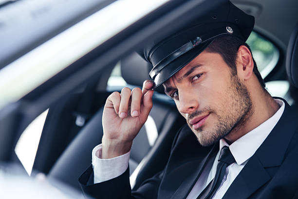 homem bonito sentado em um carro com motorista particular - chauffeur limousine hat driver - fotografias e filmes do acervo